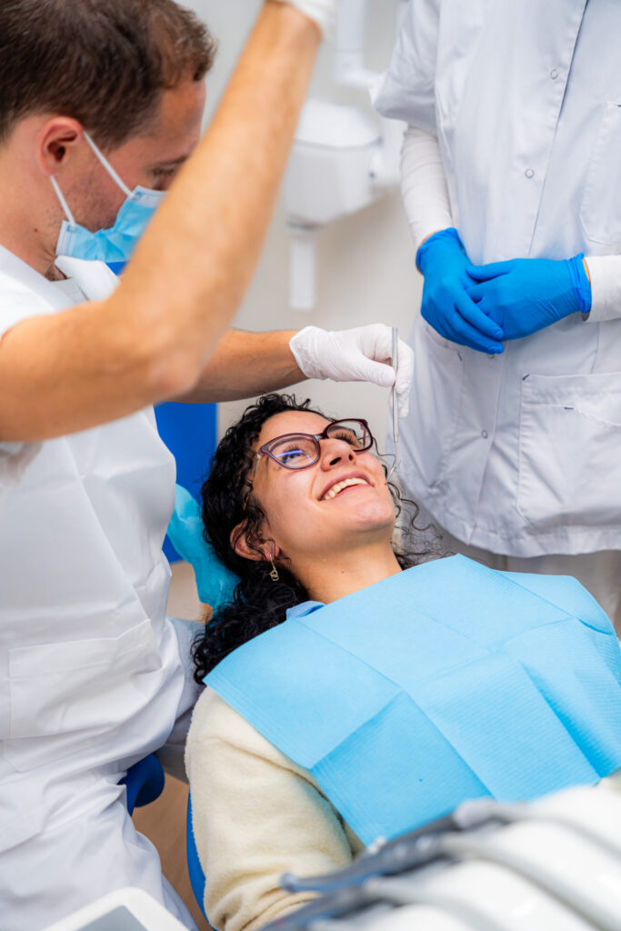 Patiënt bespreekt facings en esthetische tandheelkunde bij 3D Tandarts Schiedam
