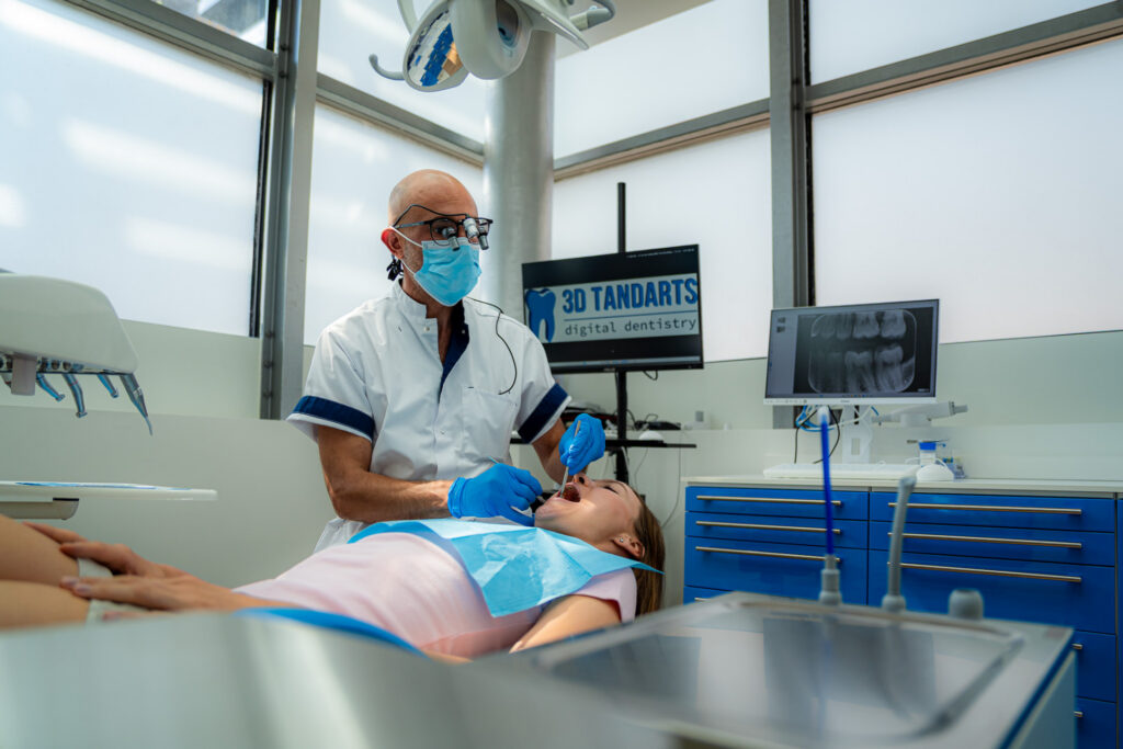 Tandarts bespreekt digitale beelden tijdens een behandeling bij 3D Tandarts Schiedam